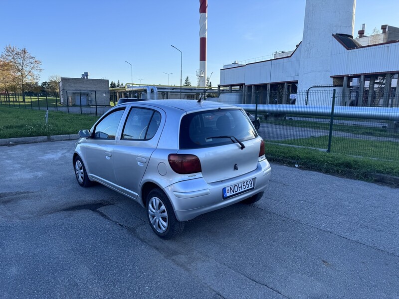 Фотография 7 - Toyota Yaris 2003 г Хэтчбек