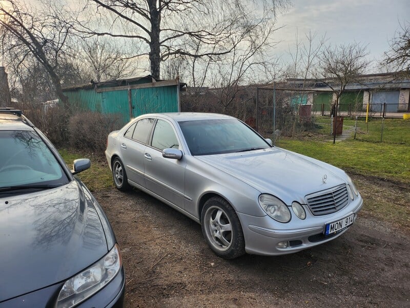 Фотография 2 - Mercedes-Benz 211 2002 г Седан