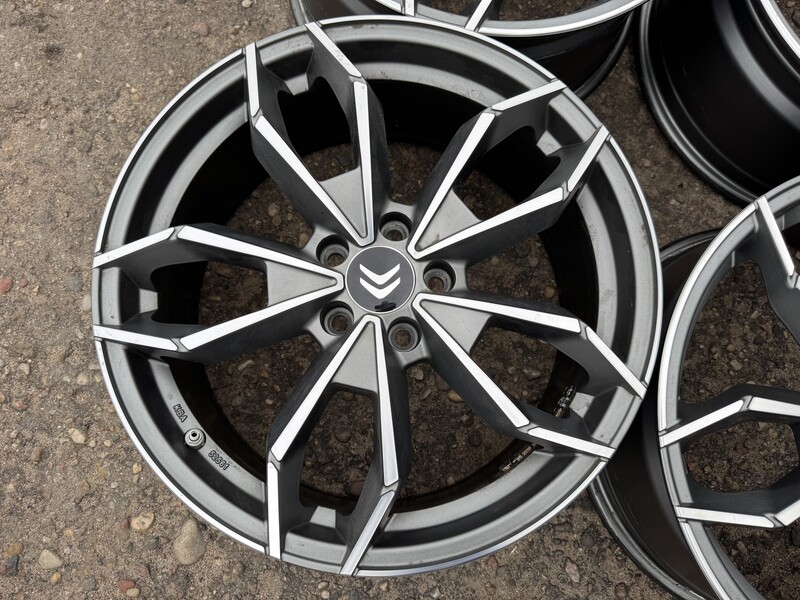 Photo 2 - Citroen Siunciam, 8J ET40 light alloy R18 rims