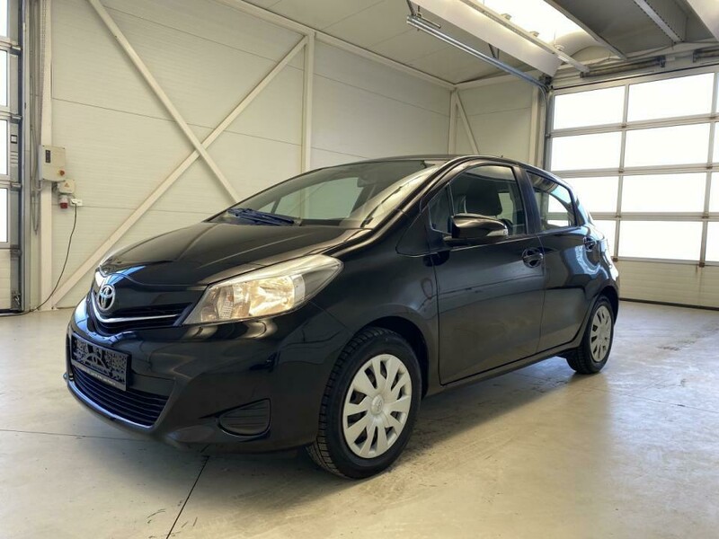 Toyota Yaris 2013 г Хэтчбек