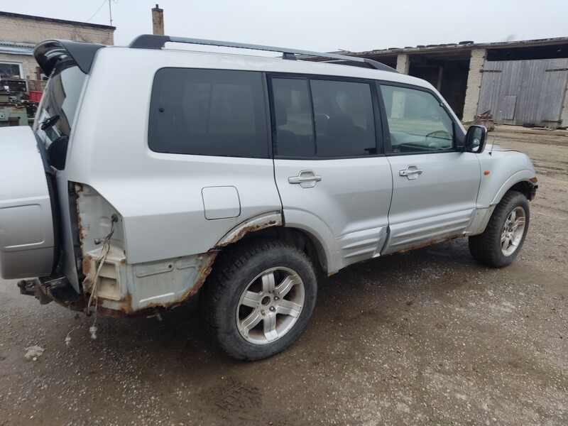 Photo 1 - Mitsubishi Montero 2001 y parts