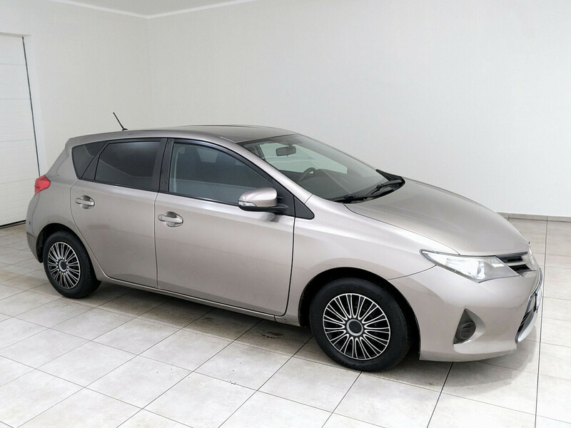 Toyota Auris D-4D 2013 г