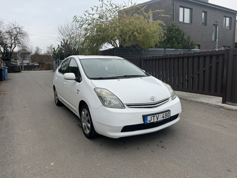 Фотография 2 - Toyota Prius 2006 г Хэтчбек