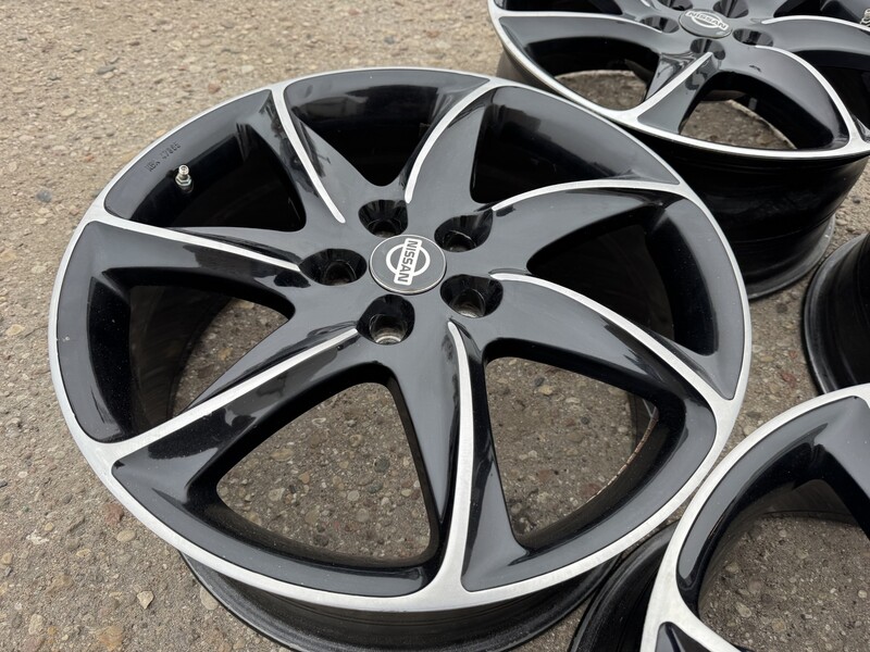 Photo 2 - Nissan Siunciam, 8.5J ET45 light alloy R20 rims