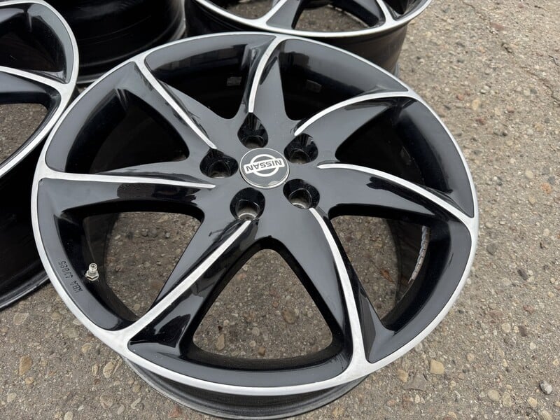 Photo 3 - Nissan Siunciam, 8.5J ET45 light alloy R20 rims