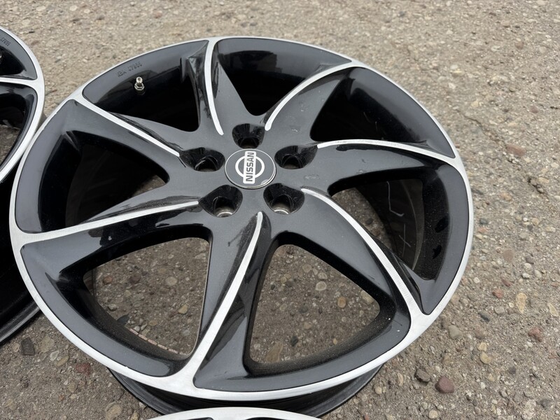 Photo 4 - Nissan Siunciam, 8.5J ET45 light alloy R20 rims