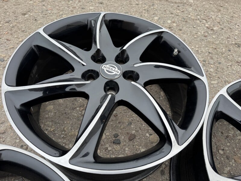 Photo 5 - Nissan Siunciam, 8.5J ET45 light alloy R20 rims