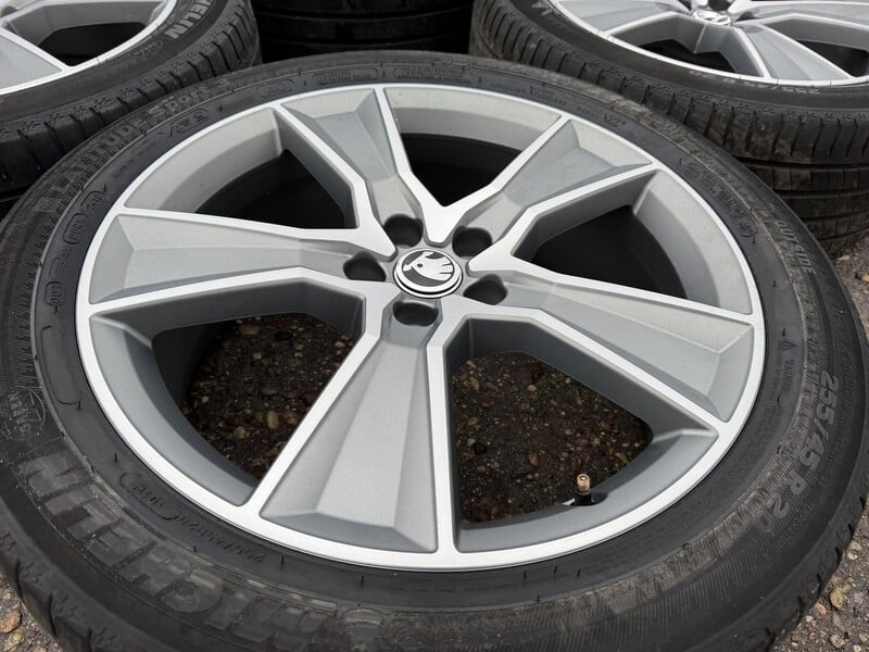 Photo 3 - Skoda Siunciam, 8J ET39 light alloy R20 rims