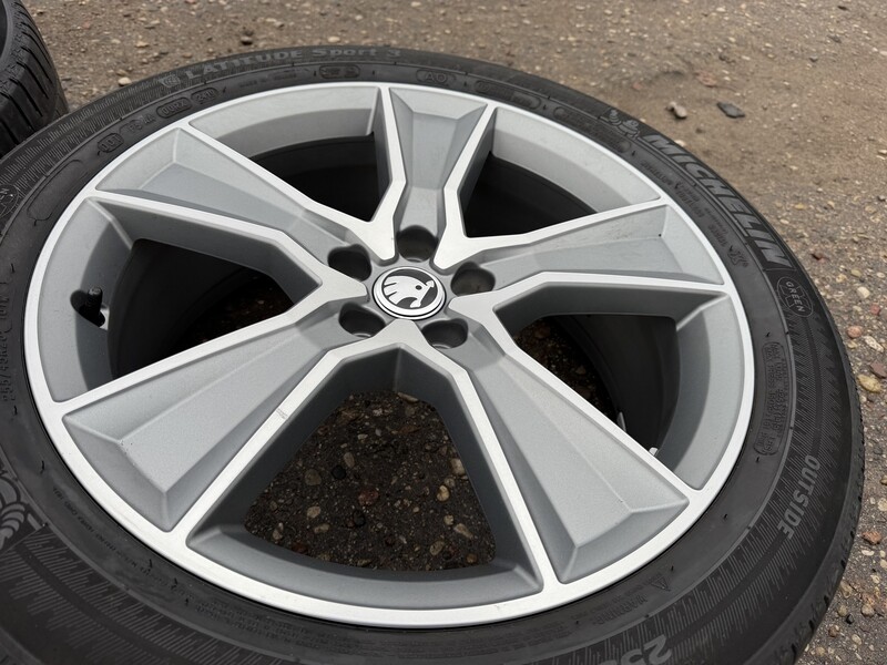 Photo 5 - Skoda Siunciam, 8J ET39 light alloy R20 rims