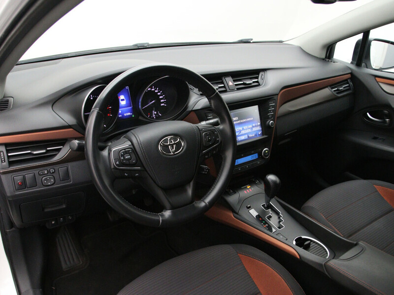 Photo 16 - Toyota Avensis 2015 y Sedan