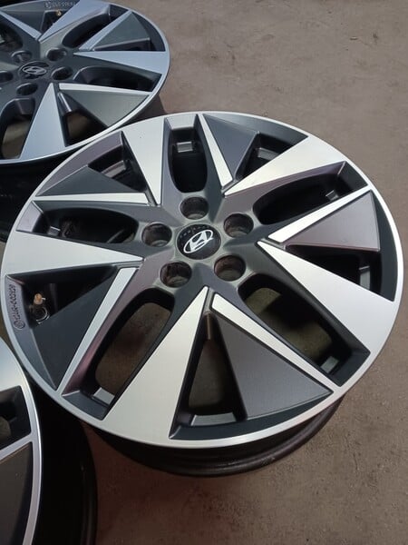 Photo 1 - Hyundai light alloy R18 rims