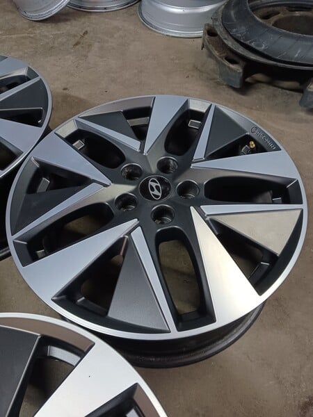 Photo 2 - Hyundai light alloy R18 rims