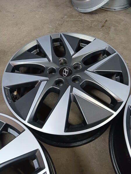 Photo 3 - Hyundai light alloy R18 rims