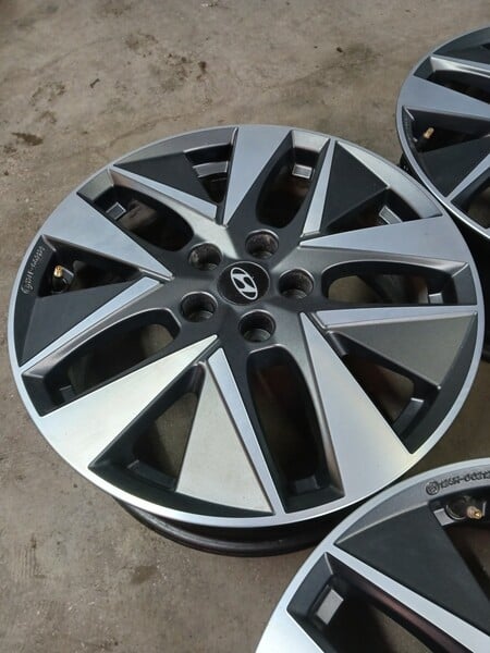 Photo 4 - Hyundai light alloy R18 rims