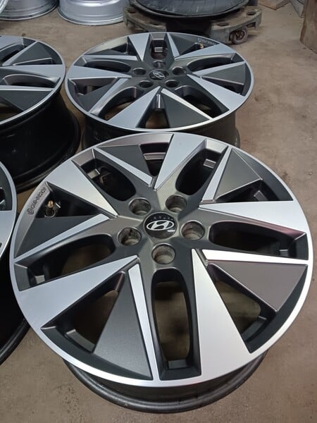 Photo 5 - Hyundai light alloy R18 rims