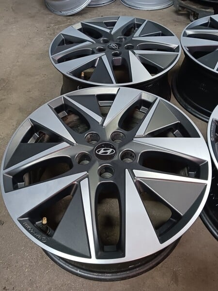 Photo 6 - Hyundai light alloy R18 rims