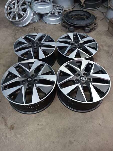 Photo 7 - Hyundai light alloy R18 rims