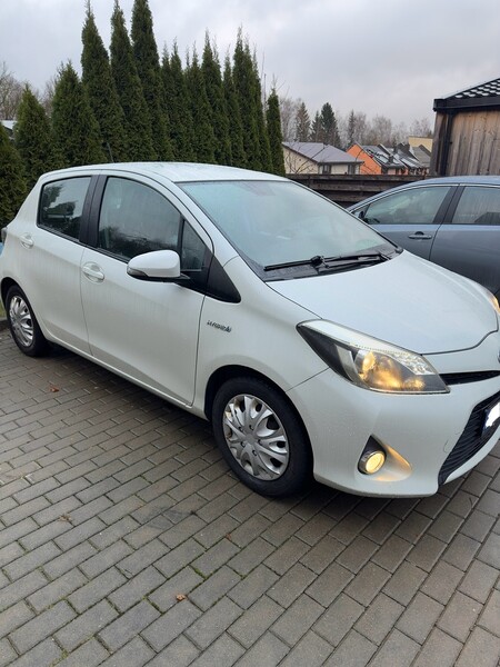 Фотография 6 - Toyota Yaris 2013 г Хэтчбек