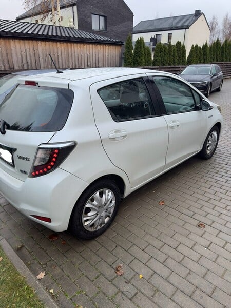 Фотография 5 - Toyota Yaris 2013 г Хэтчбек