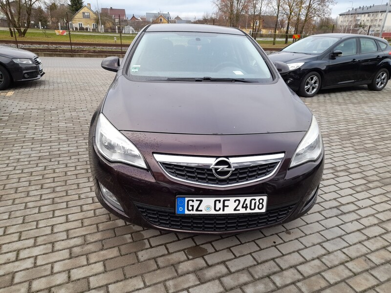 Фотография 2 - Opel Astra 2012 г Хэтчбек