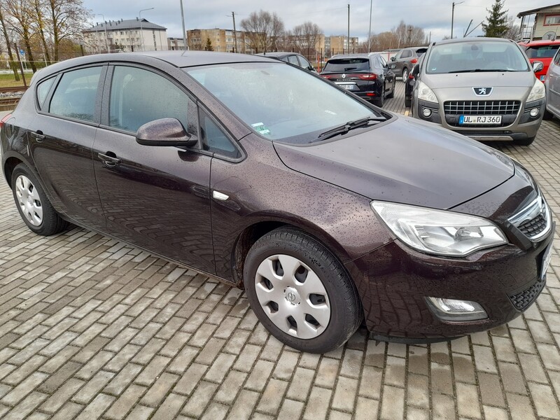 Фотография 3 - Opel Astra 2012 г Хэтчбек