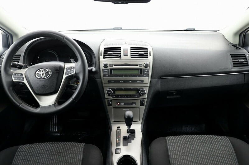 Photo 5 - Toyota Avensis 2010 y Sedan