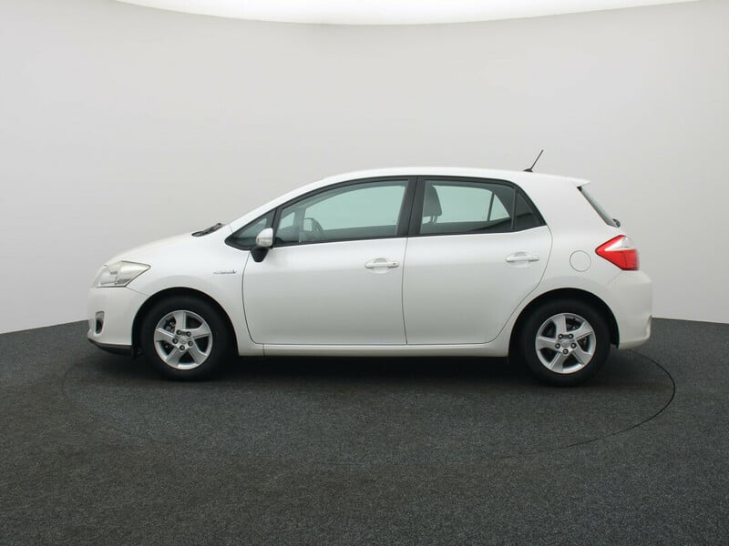 Фотография 6 - Toyota Auris 2012 г Хэтчбек