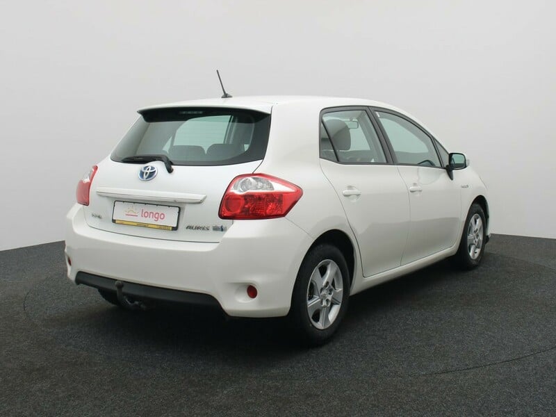 Фотография 8 - Toyota Auris 2012 г Хэтчбек