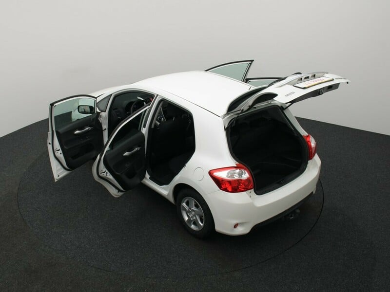 Фотография 13 - Toyota Auris 2012 г Хэтчбек