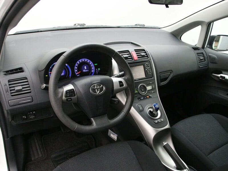 Фотография 16 - Toyota Auris 2012 г Хэтчбек