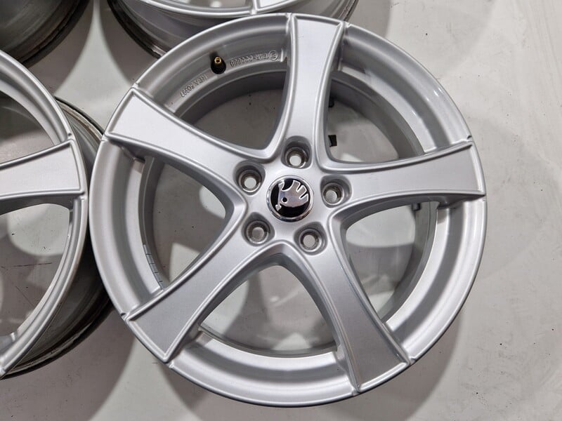 Photo 3 - Skoda Octavia R17 Octavia light alloy R17 rims