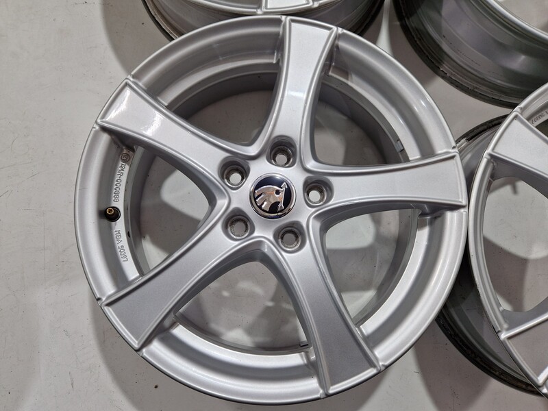 Photo 4 - Skoda Octavia R17 Octavia light alloy R17 rims