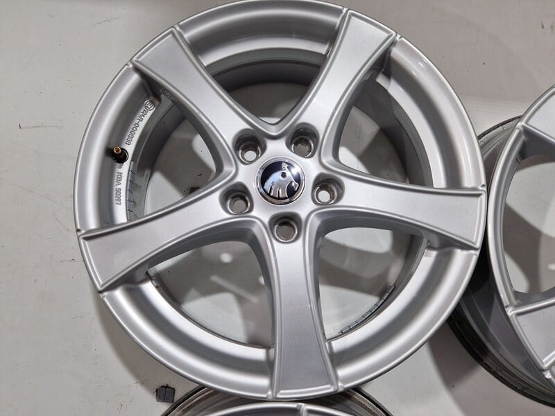 Photo 5 - Skoda Octavia R17 Octavia light alloy R17 rims