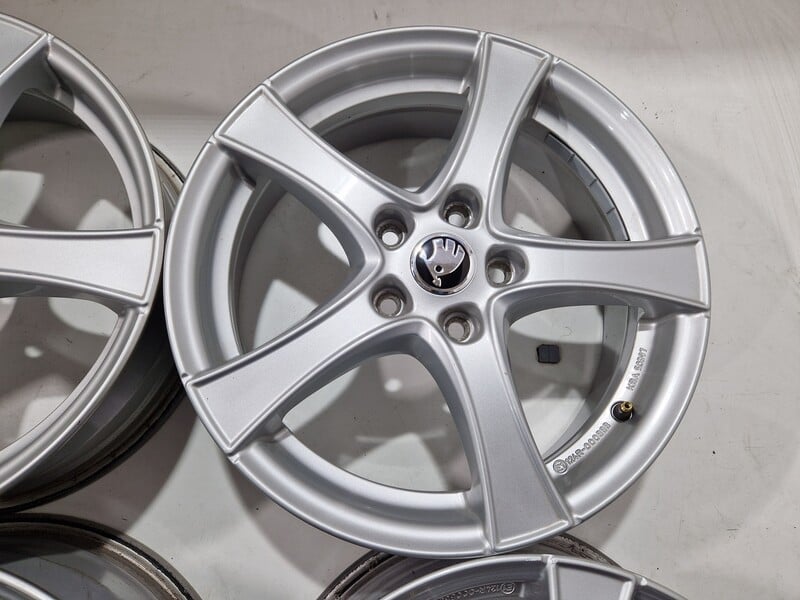 Photo 6 - Skoda Octavia R17 Octavia light alloy R17 rims