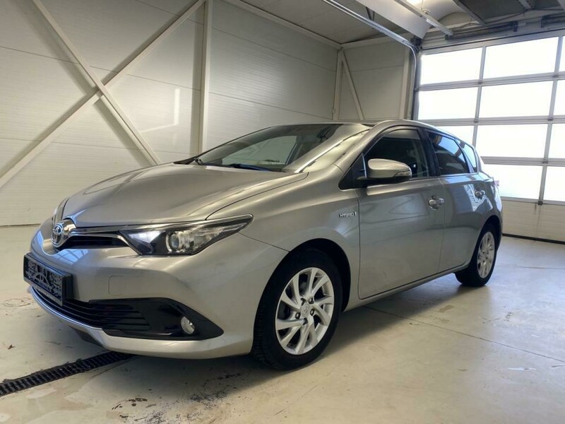 Фотография 1 - Toyota Auris 2016 г Хэтчбек