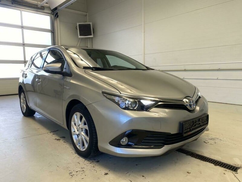 Фотография 2 - Toyota Auris 2016 г Хэтчбек