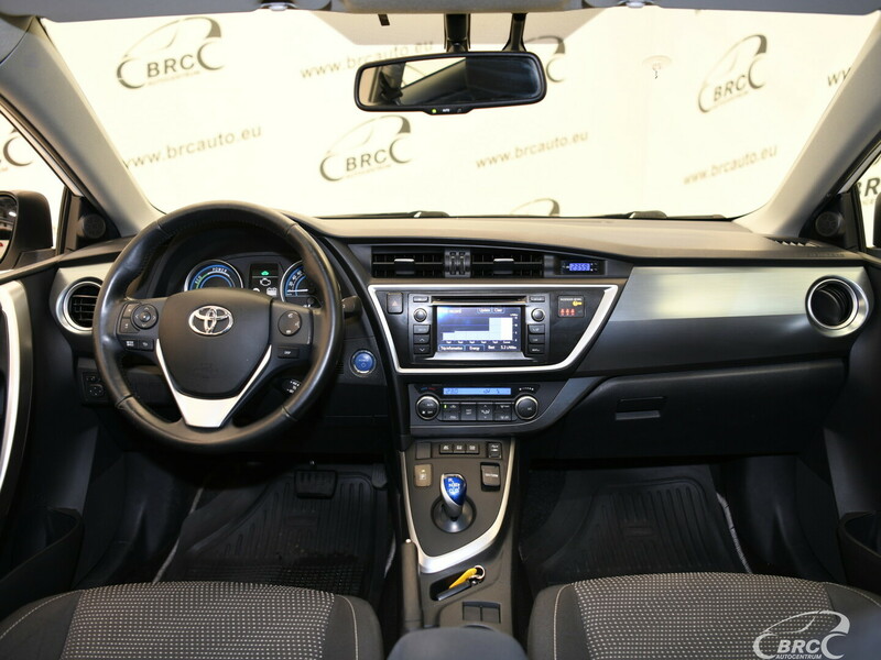 Фотография 3 - Toyota Auris 1.8 Hybrid Automatas 2013 г