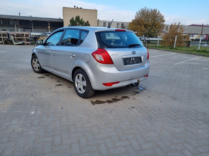 Photo 5 - Kia Cee'd 2010 y Hatchback