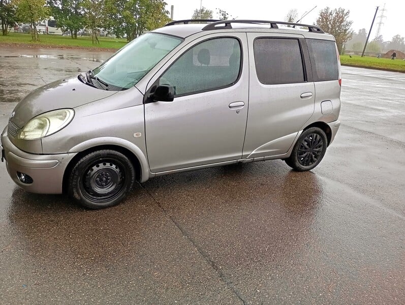 Photo 4 - Toyota Yaris Verso 2004 y Van