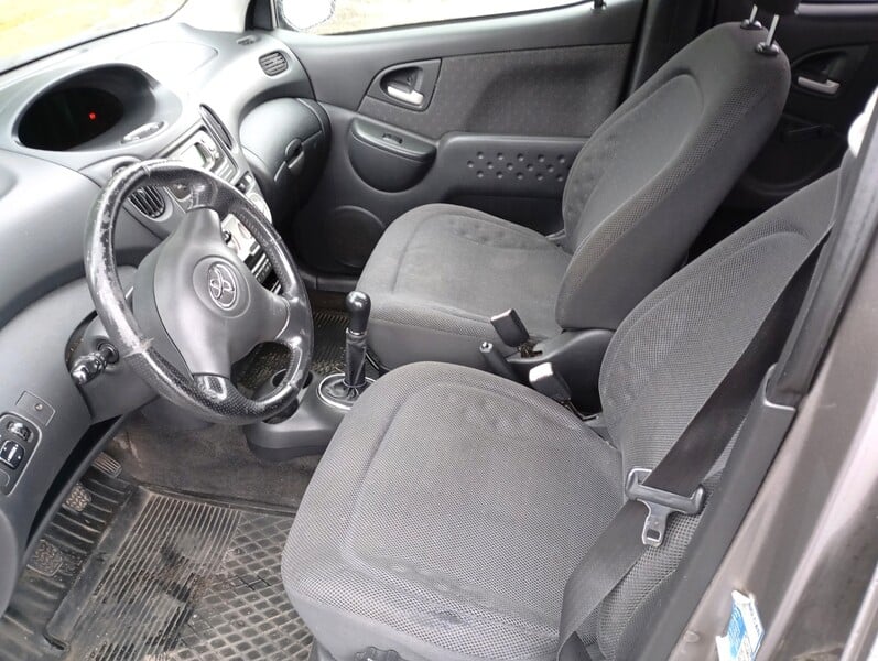 Photo 5 - Toyota Yaris Verso 2004 y Van