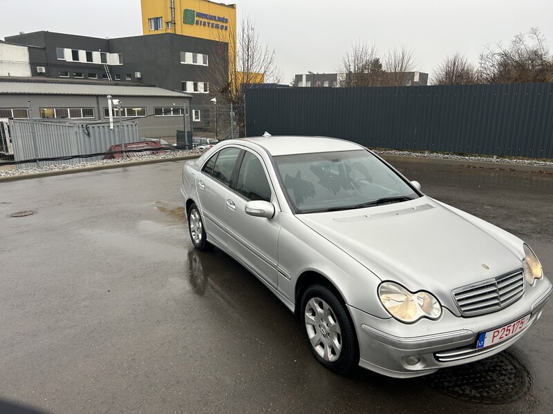 Фотография 1 - Mercedes-Benz 220 2006 г Седан