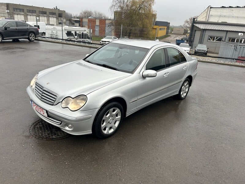 Фотография 3 - Mercedes-Benz 220 2006 г Седан