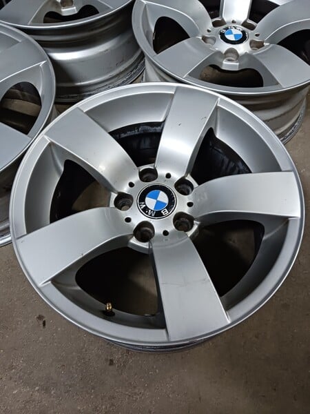 Photo 4 - BMW 530 light alloy R17 rims