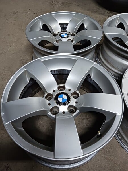 Photo 6 - BMW 530 light alloy R17 rims