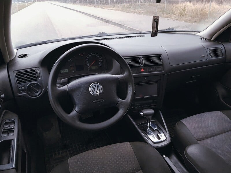 Photo 5 - Volkswagen Golf 2003 y Hatchback