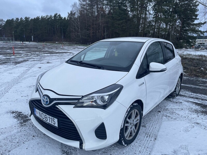 Фотография 2 - Toyota Yaris III 2015 г