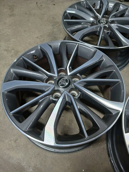 Photo 1 - Toyota Avensis light alloy R17 rims