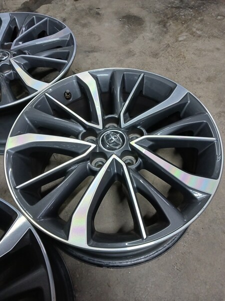 Photo 2 - Toyota Avensis light alloy R17 rims