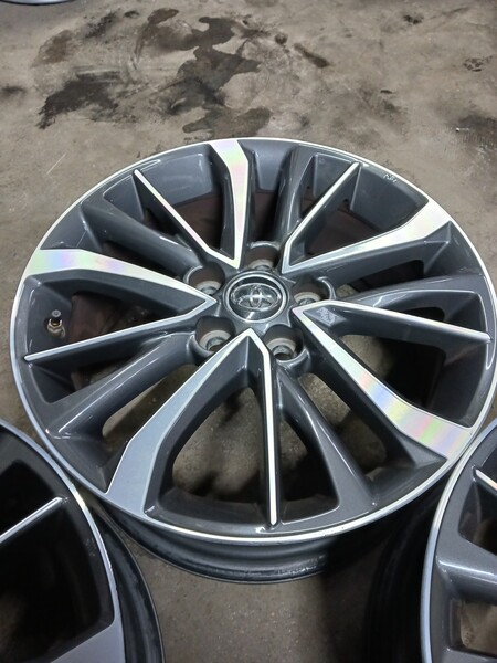 Photo 4 - Toyota Avensis light alloy R17 rims