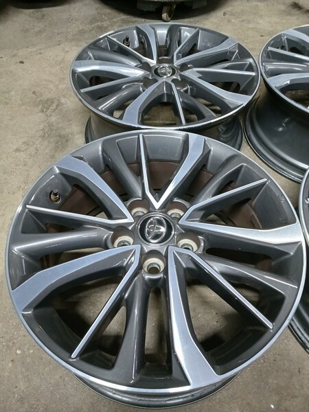 Photo 5 - Toyota Avensis light alloy R17 rims